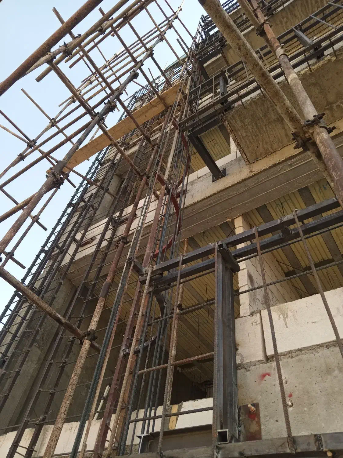 جوشکار والپست/شاسی کشی  نما/ در ارتفاع برشکاری|خدمات پیشه و مهارت|دزفول, |دیوار