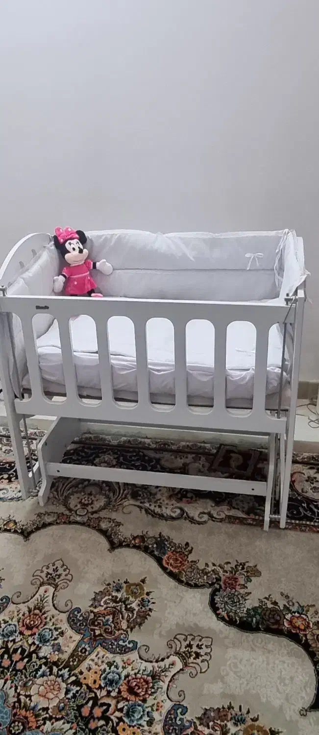 تخت کنار مادر|تخت و سرویس خواب|قم, باغ کرباسی|دیوار