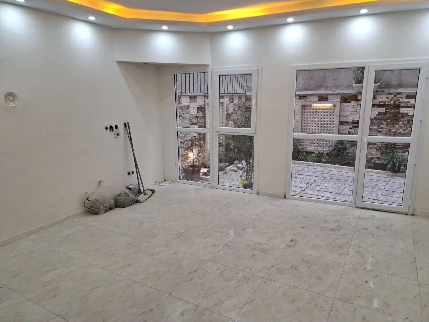 ۹۳ متر نزدیک مترو با حیاط اختصاصی خیابان دامپزشکی