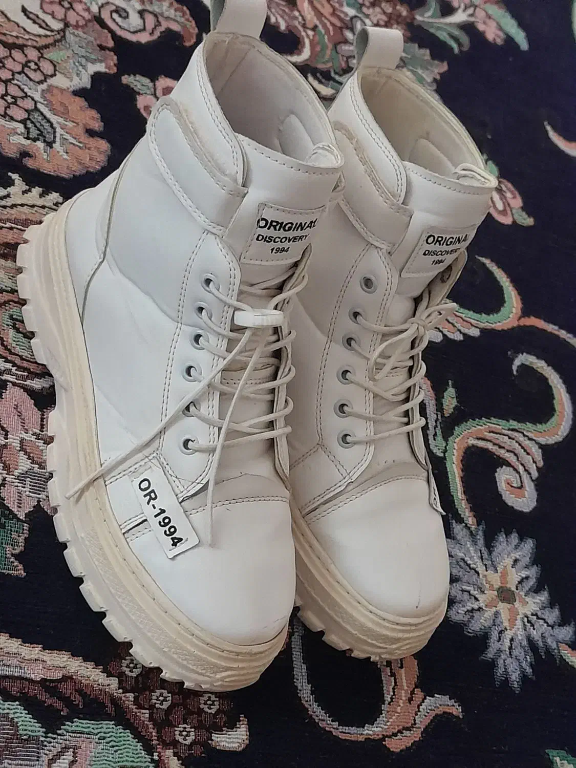 بوت سفید|کیف، کفش، کمربند|ایذه, |دیوار