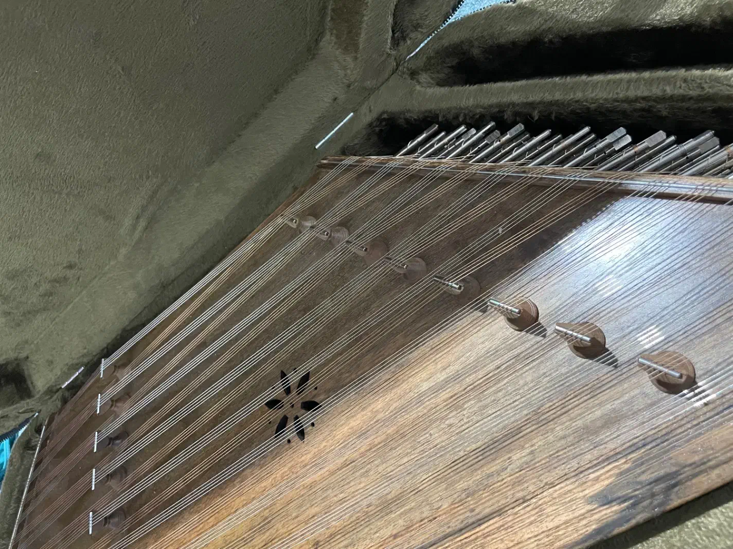 سنتور موسوی|سازهای سنتی|ایلام, |دیوار