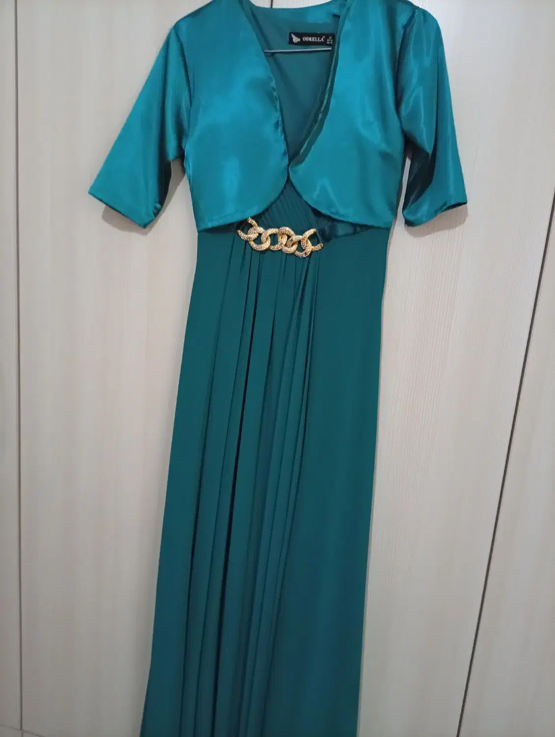 تعدادی لباس|لباس|ماسال, |دیوار