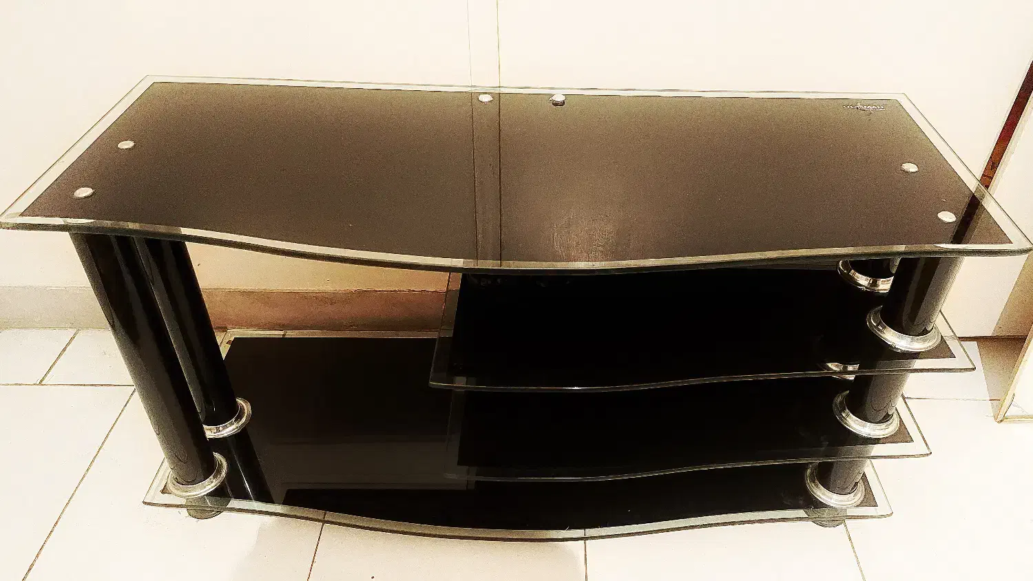 میز تلویزیون شیشه ای بسیار تمیز و شیک|میز تلویزیون|تهران, شهرک هما|دیوار