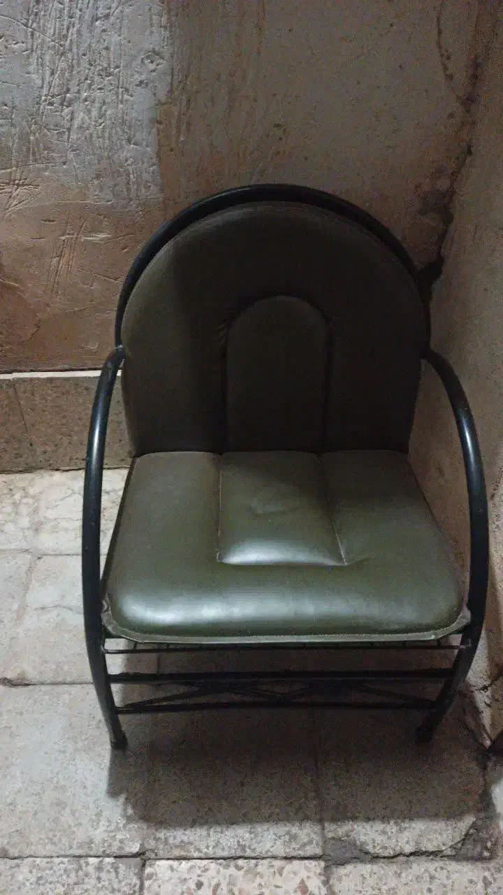 یک عدد صندلی فلزی قدیمی کاملا سالم و محکم|صندلی و نیمکت|قم, پشت انبار نفت|دیوار