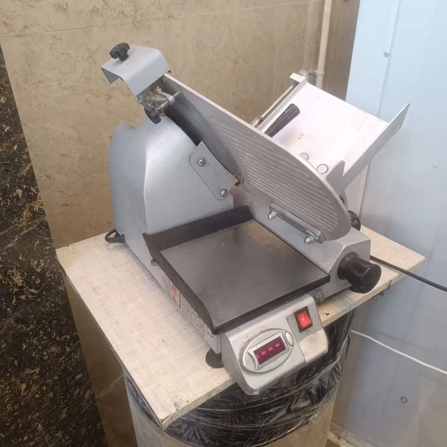 کالباس بر ترازودار|فروشگاه و مغازه|سهند, |دیوار