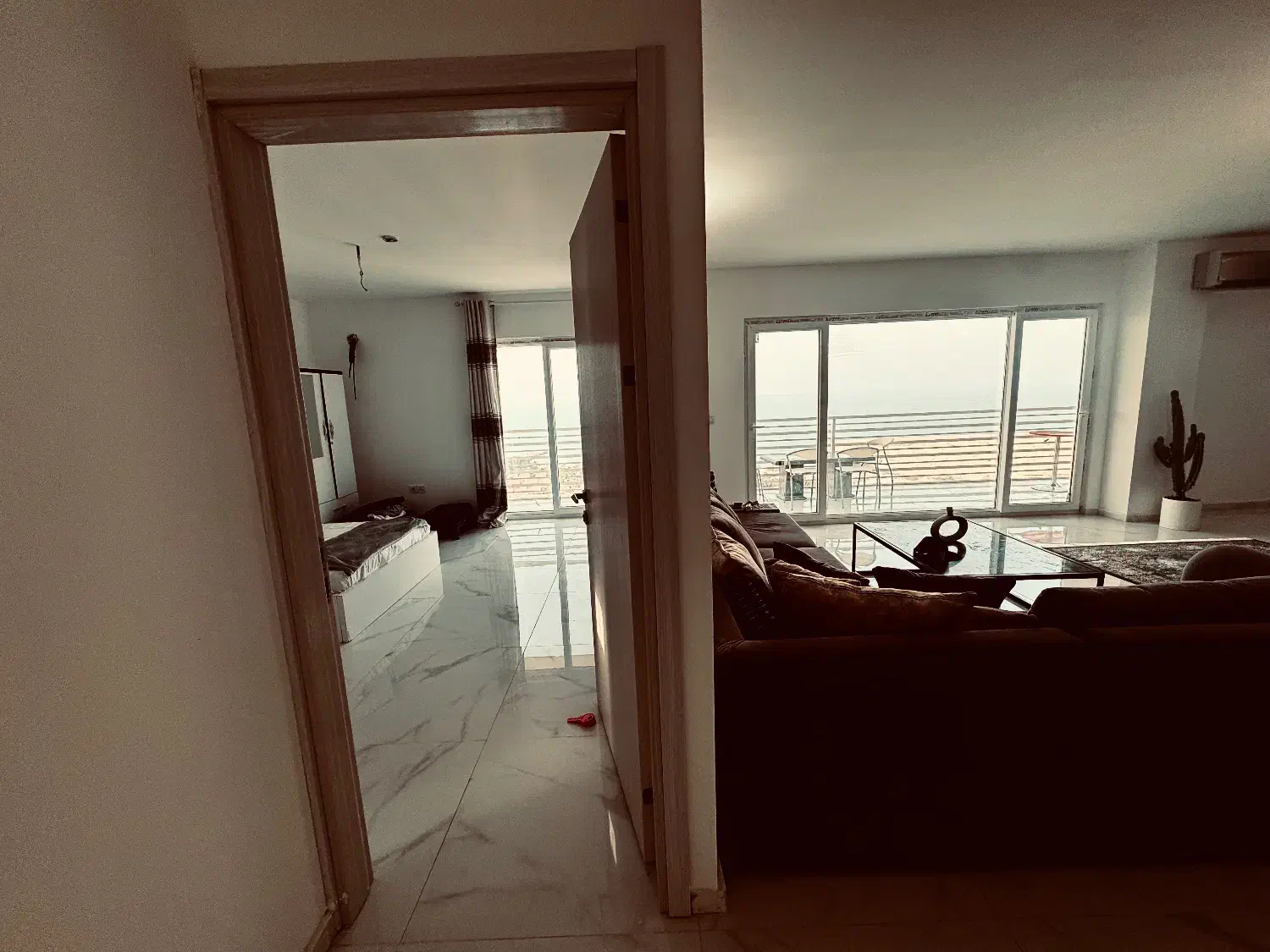 ویو از سالن و اتاق خواب|اجارهٔ کوتاهمدت آپارتمان و سوئیت|کیش, |دیوار