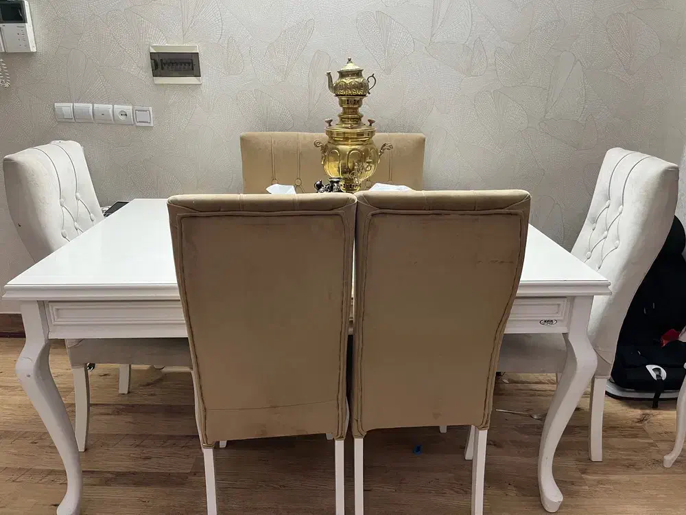 میز غذا خوری|میز و صندلی غذاخوری|میانه, |دیوار