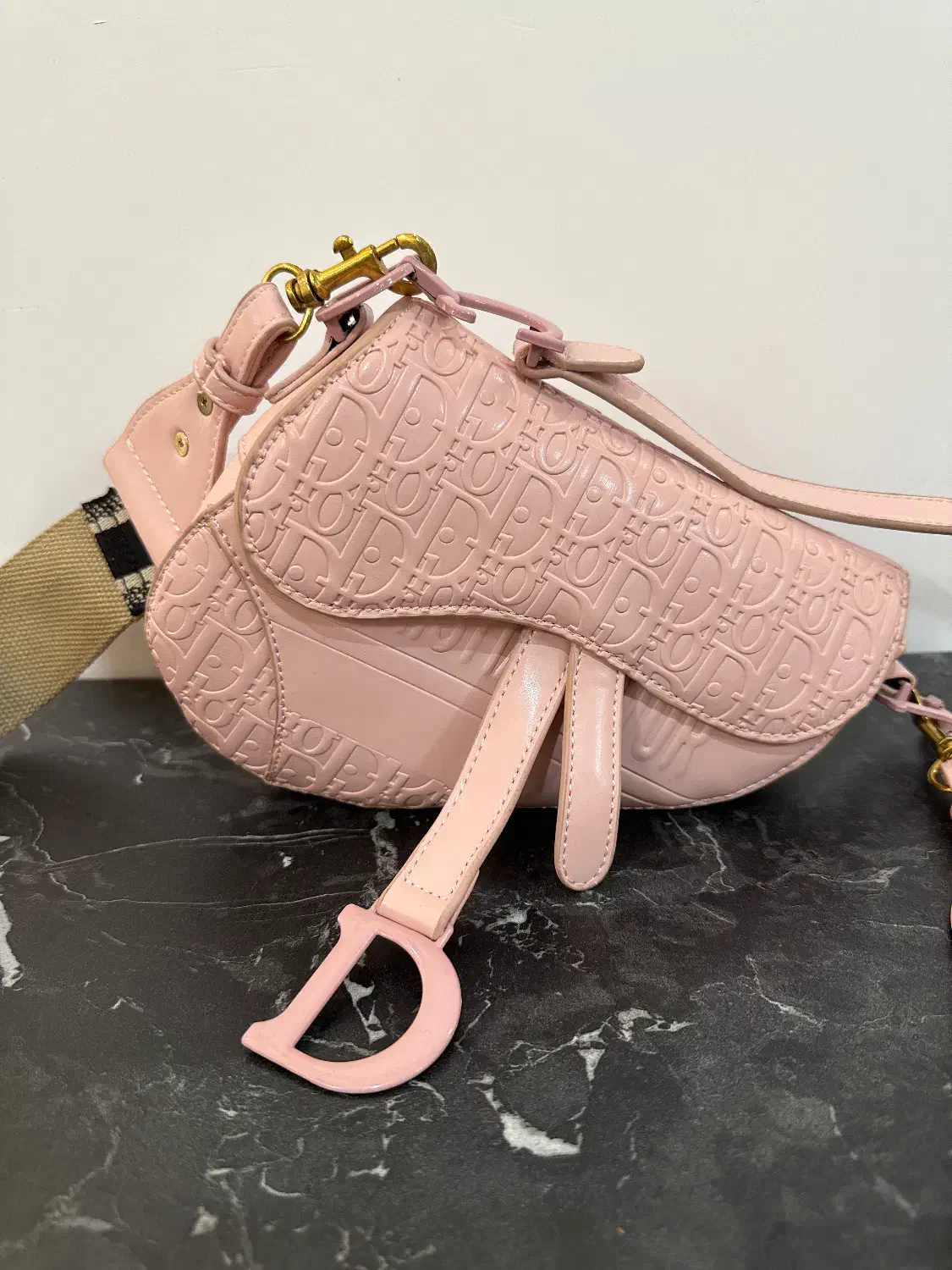 کیف|کیف، کفش، کمربند|بابل, |دیوار