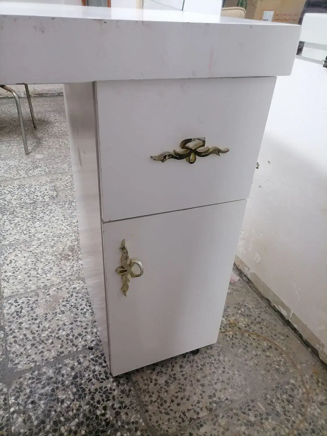 میز ناخن کاری مناسب|آرایشگاه و سالنهای زیبایی|لاران, |دیوار