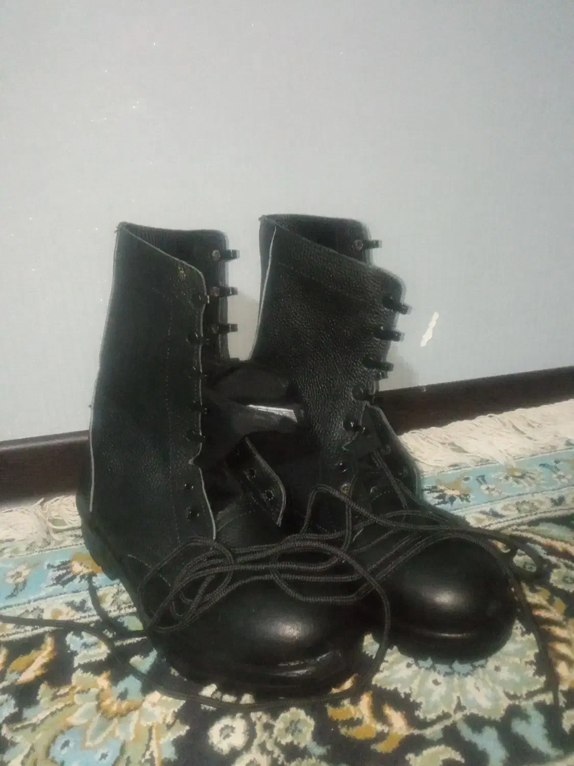 پوتین و لباس نظامی|لباس|شیراز, فرگاز|دیوار