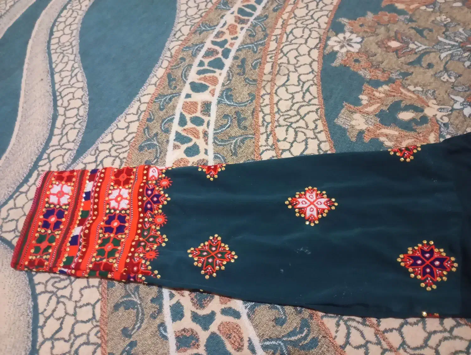 تپه ای شیک|لباس|خاش, |دیوار