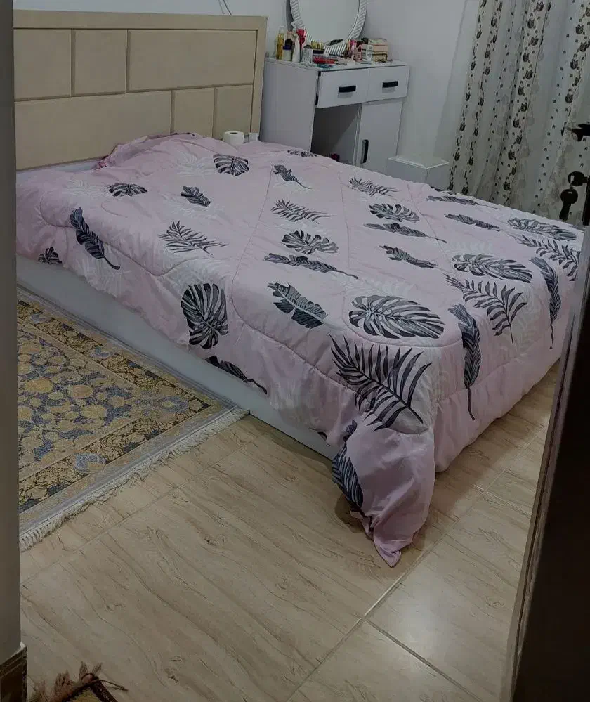 تخت دو نفره،تشک،روتختی،میز آرایش و قالیچه|تخت و سرویس خواب|برازجان, |دیوار