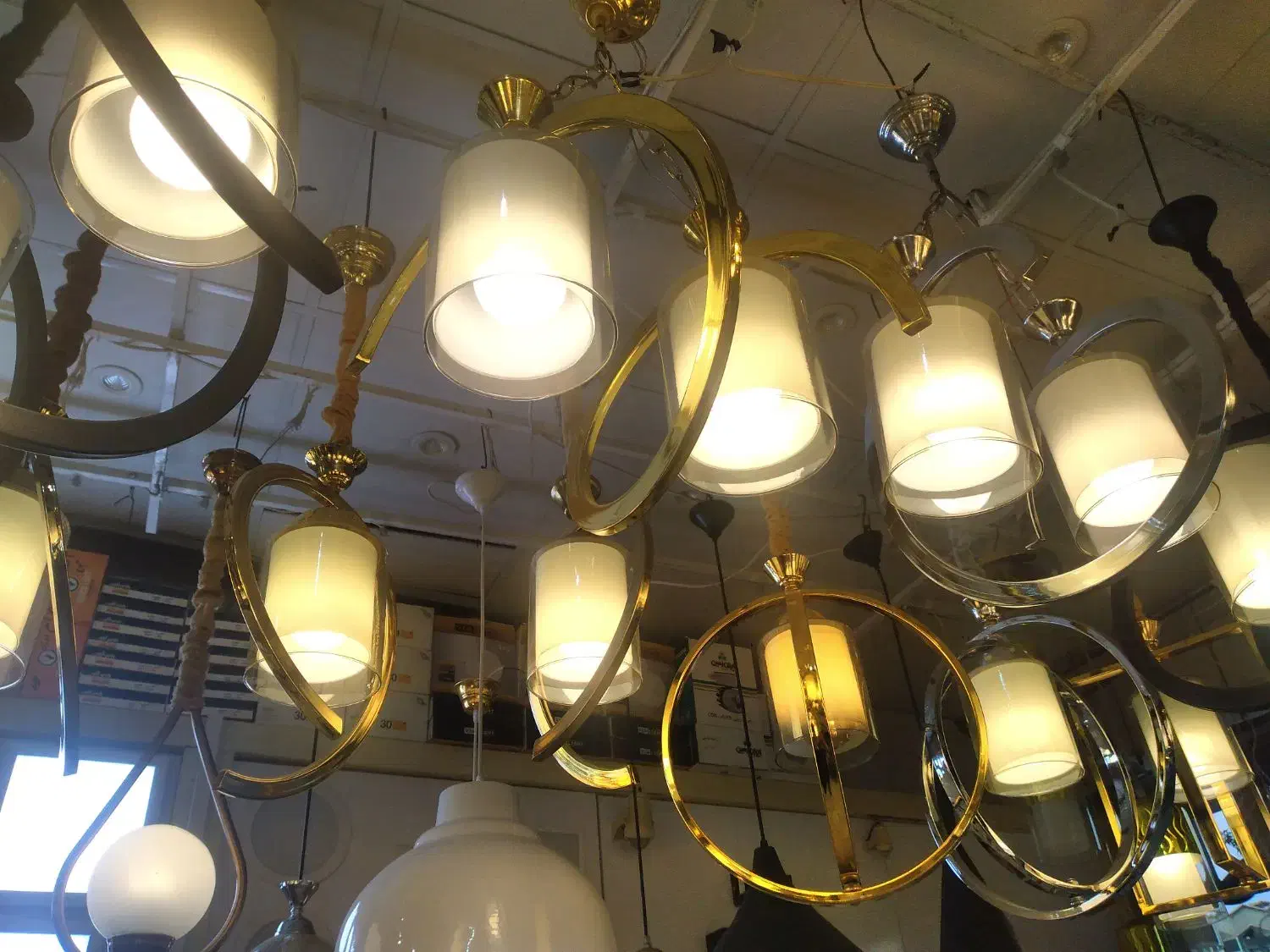 به یک نیرو جهت کار در فروشگاه روشنایی نیازمندیم|استخدام خدمات فروشگاه و رستوران|مشهد, آیت الله خامنه‌ای|دیوار