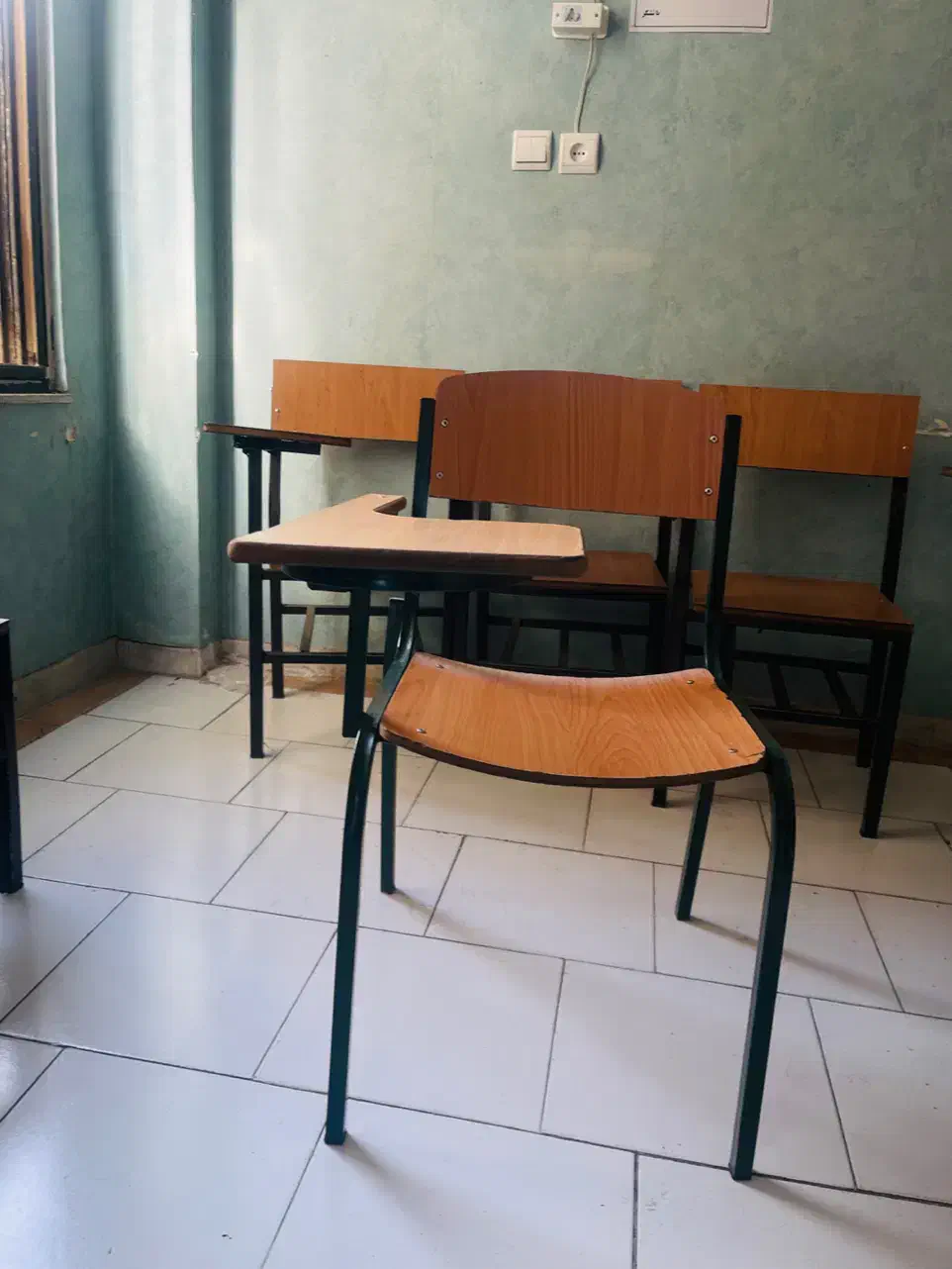 صندلی دانش آموزی چوبی|صندلی و نیمکت|اندیشه, اندیشه فاز ۱|دیوار