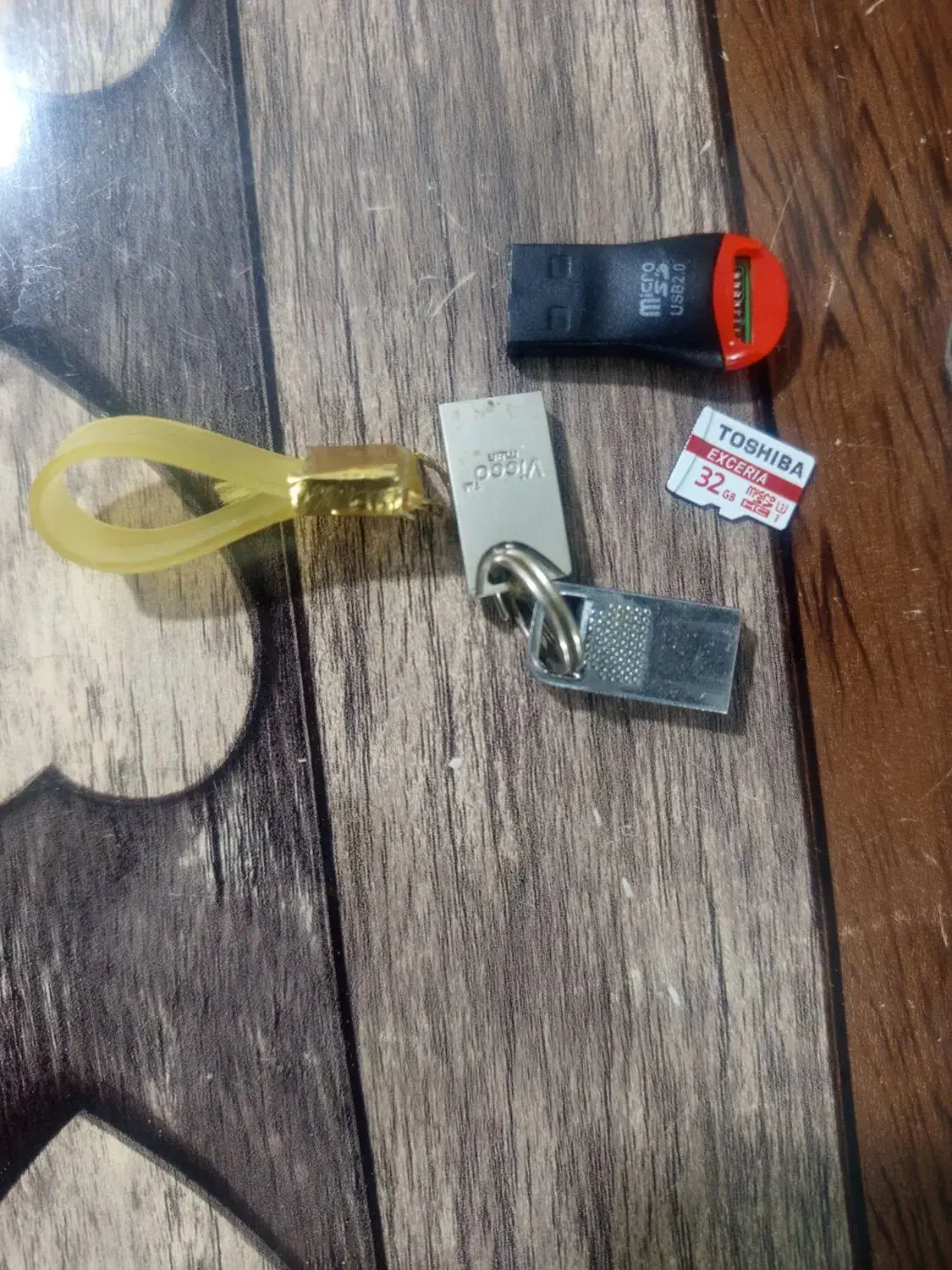 دو عدد فلش ۳۲ گیگ و ۶۴ گیگ و یک رم ۳۲ گیگ|لوازم جانبی موبایل و تبلت|بروجرد, |دیوار