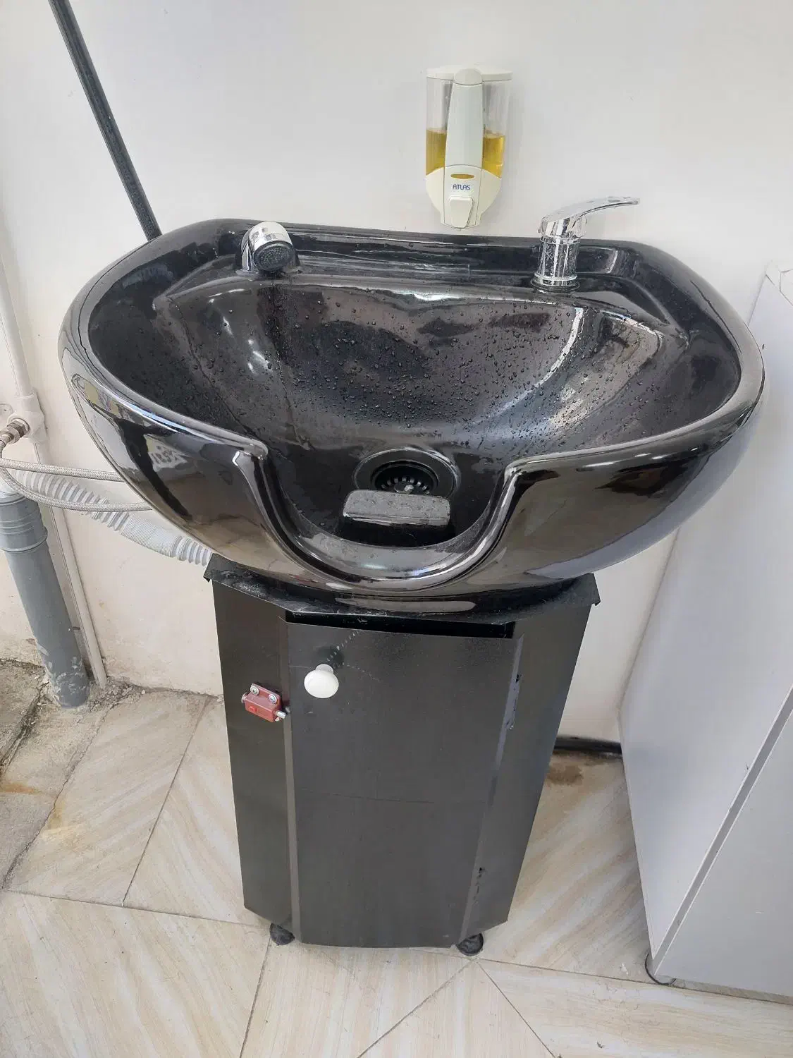 صندلی برقی آرایشگاه و سرشور  آرایشگاه|آرایشگاه و سالن‌های زیبایی|خمین, |دیوار