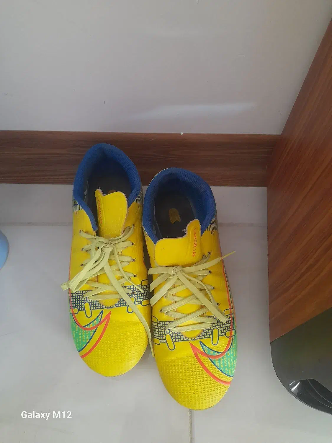 کفش میخی|کیف، کفش، کمربند|برخوار, |دیوار