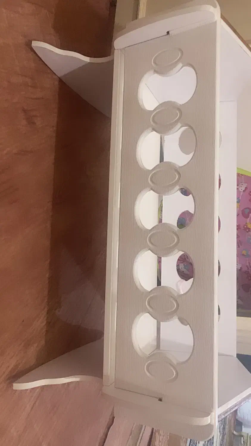 کلبه نوزاد|تخت و صندلی بچه|رباط‌کریم, رباط‌کریم|دیوار