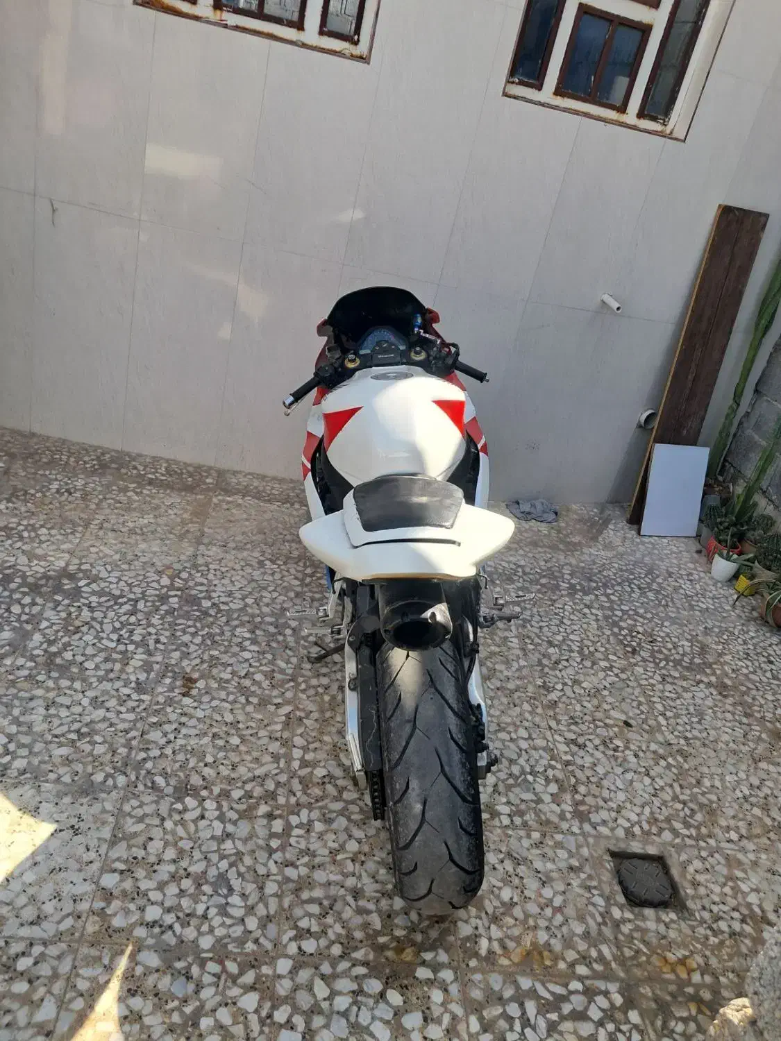 CBR 1000|موتورسیکلت|صدرا-فارس, فاز ۱|دیوار