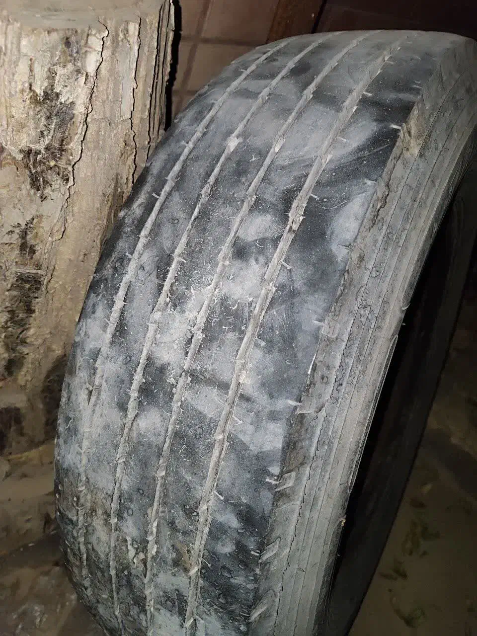 لاستیک خاور|قطعات یدکی و لوازم جانبی|کاشان, پشت شهربانی|دیوار