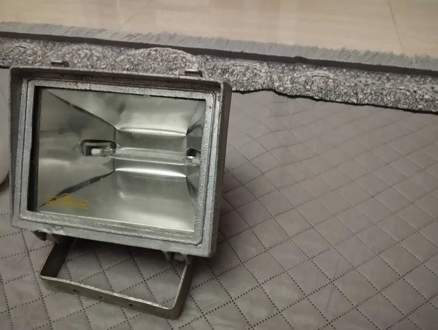 پروژکتور باغی|لامپ و چراغ|اصفهان, بهارستان|دیوار