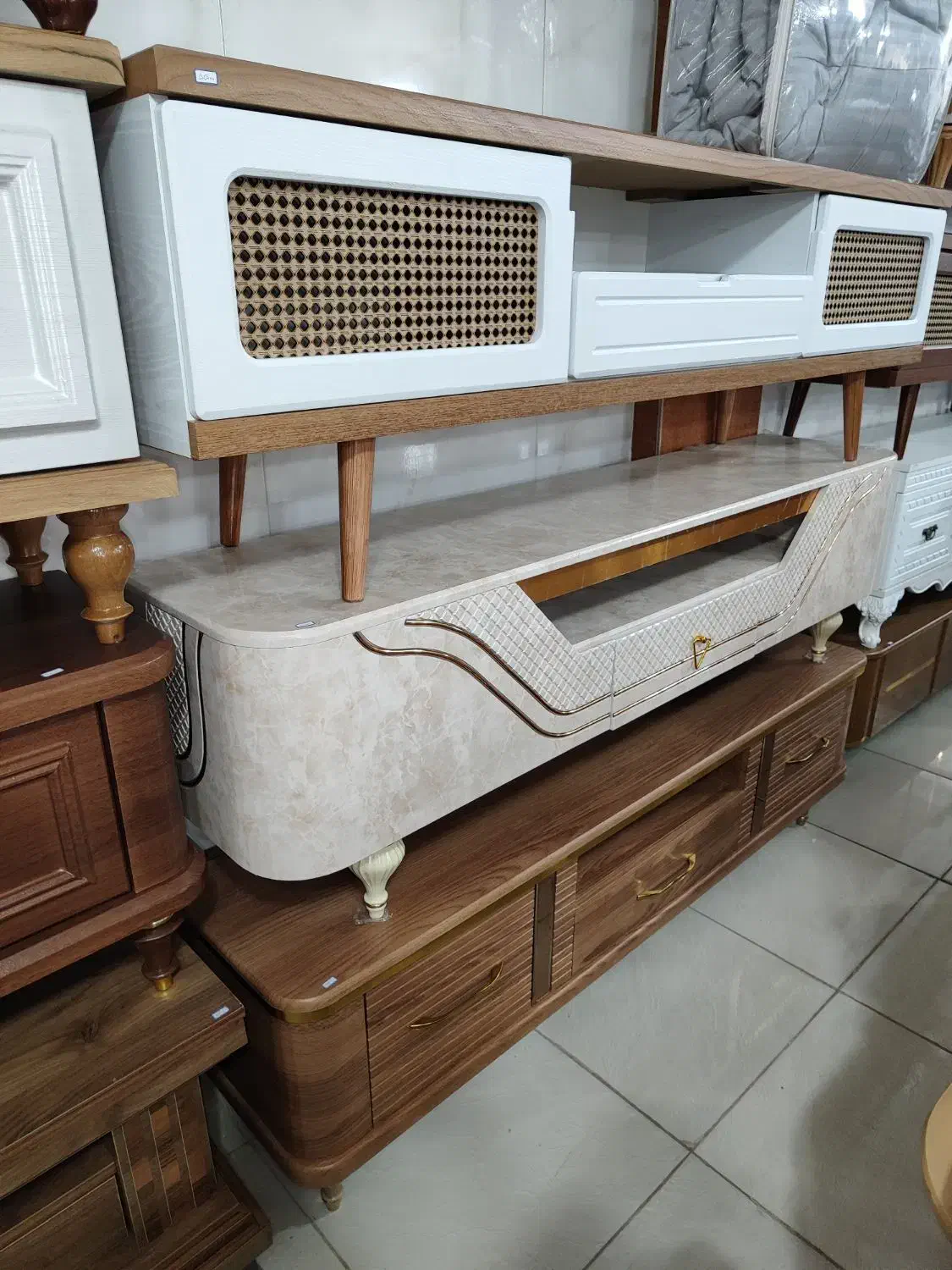 میز تی وی آینه قدی کنسول و ناهارخوری|میز تلویزیون|فولادشهر, B2|دیوار