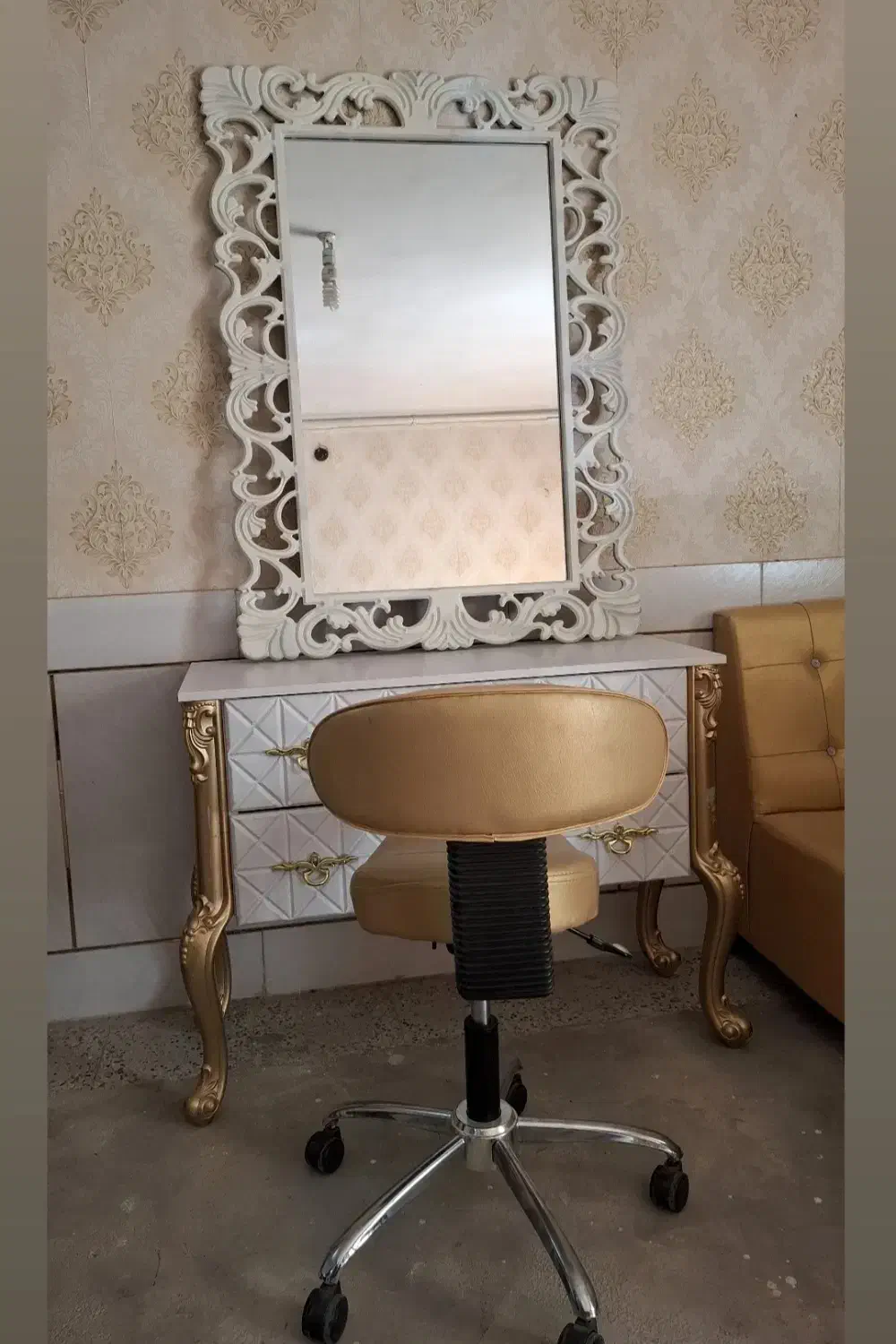 آینه و کنسول و صندلی|مبلمان خانگی و میز عسلی|شهرضا, |دیوار