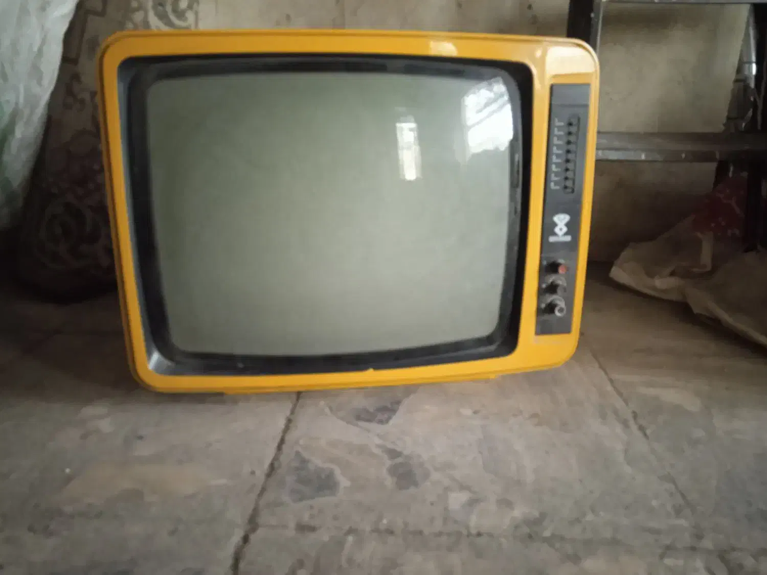 تلویزیون سیاه سفید|تلویزیون و پروژکتور|اصفهان, درب کوشک|دیوار