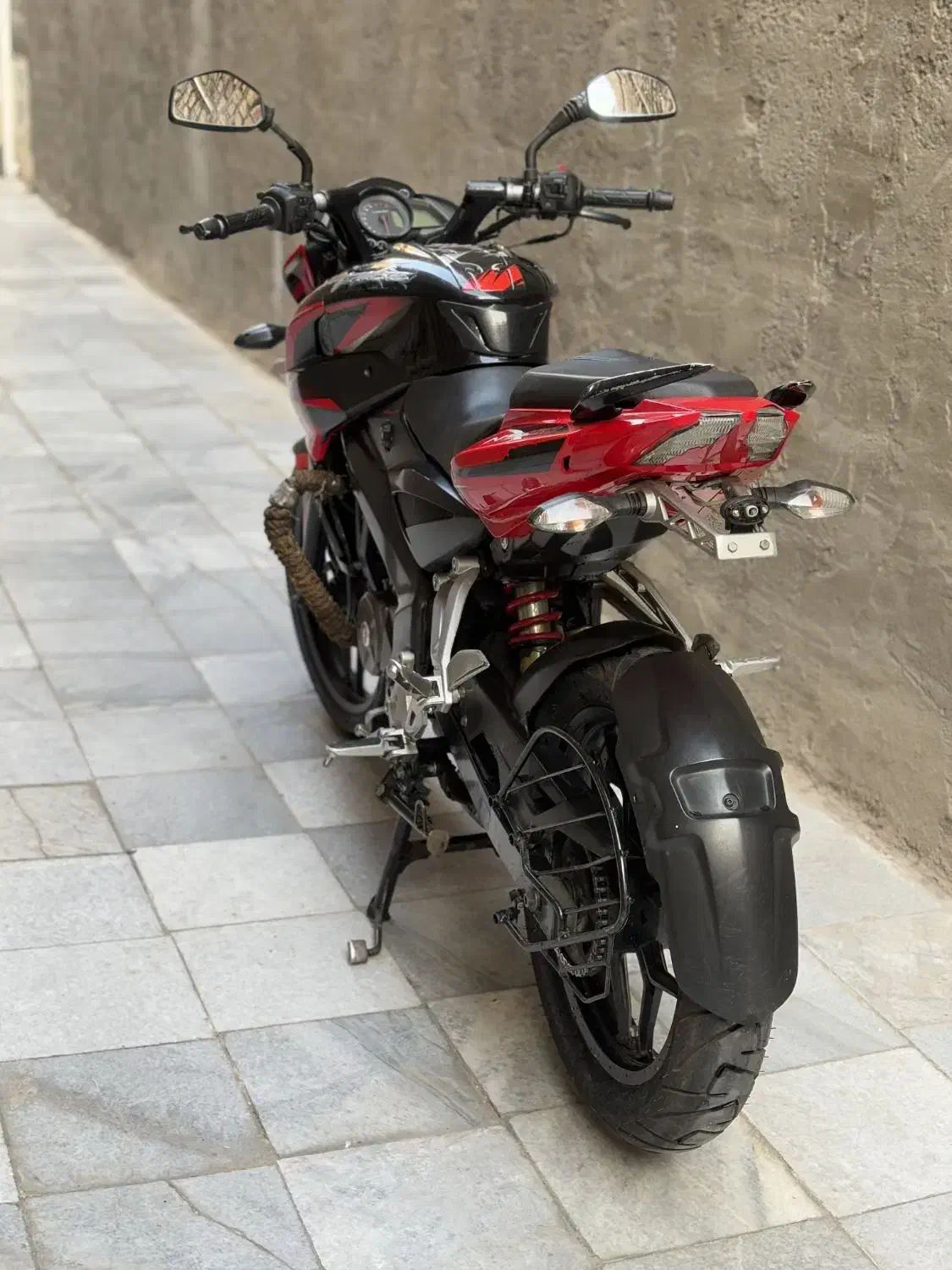 ns150|موتورسیکلت|قم, قلعه کامکار|دیوار