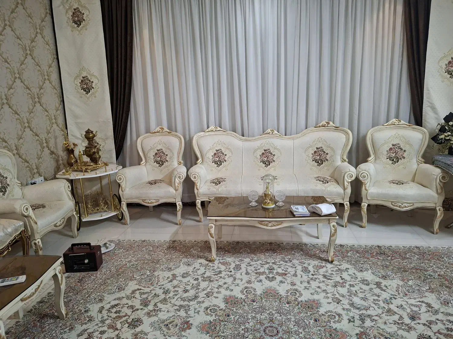 سرویس مبل زیبا به همراه پرده ست خودش|مبلمان خانگی و میز عسلی|مشهد, سید رضی|دیوار