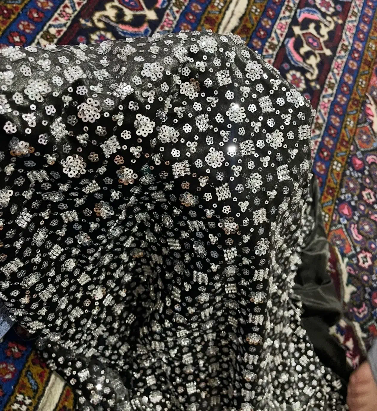 پارچه کارشده خوشگل، زیر مخمل یشمی تیره|لباس|مشگین شهر, |دیوار