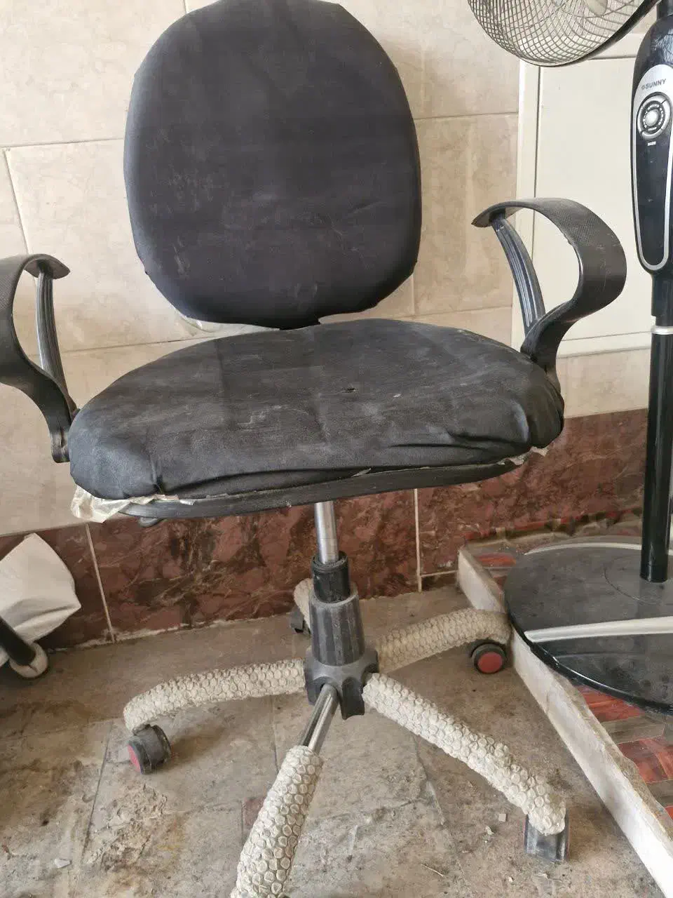 صندلی گردان|صندلی و نیمکت|قم, قلعه کامکار|دیوار