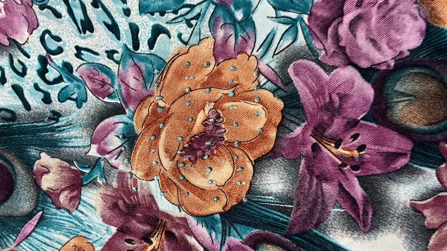 تعدادی چادر دوخته شده قد ۱۷۰ درحدنو|لباس|تبریز, |دیوار