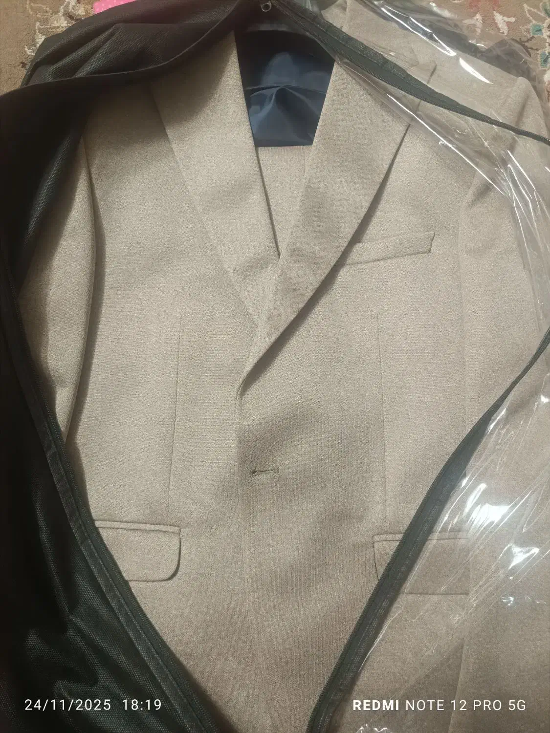 کت شلوار|لباس|بم, |دیوار