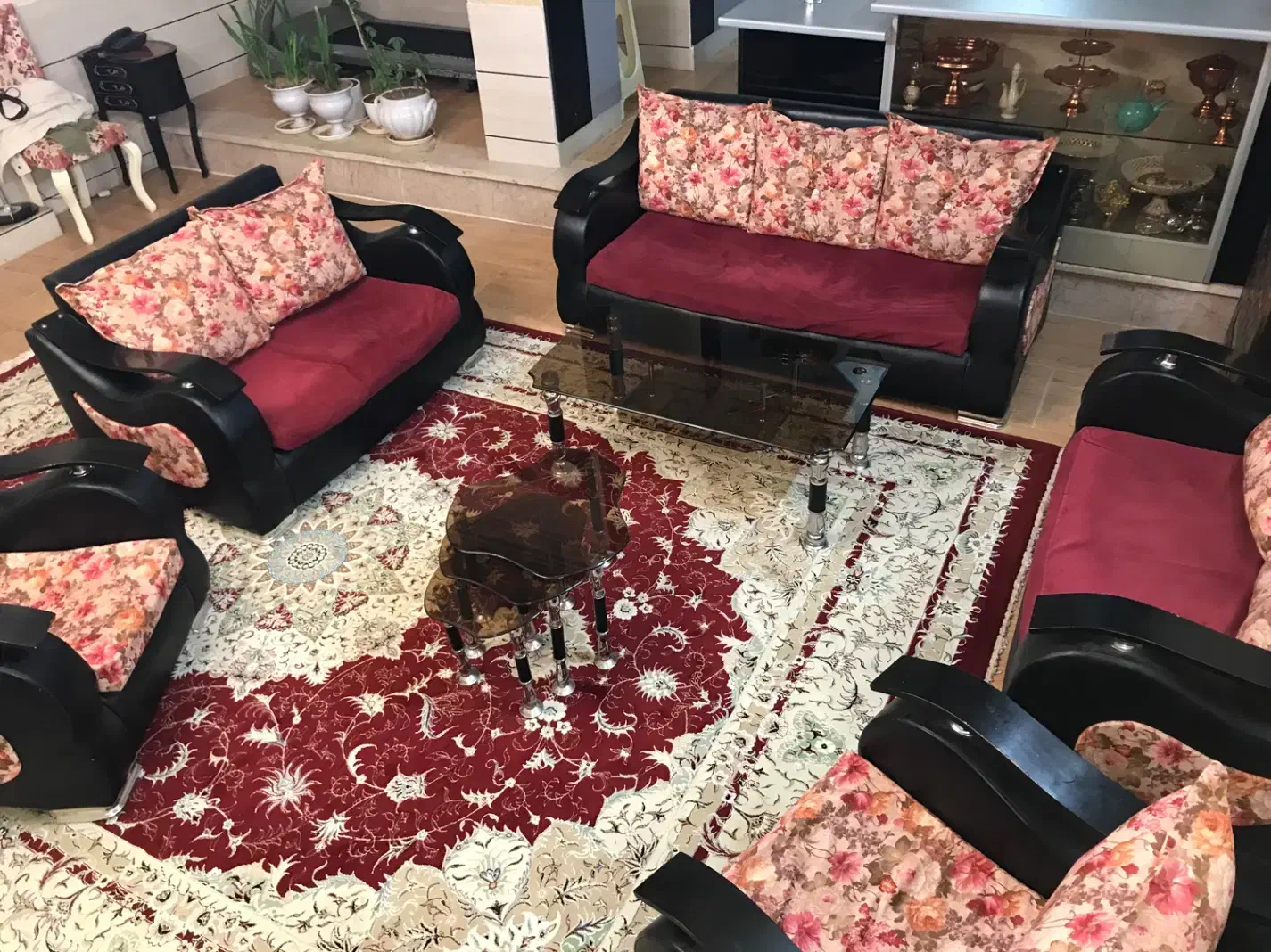 مبلمان راحتی ۹ نفره همراه ۳تا عسلی و جلومبلی|مبلمان خانگی و میز عسلی|شاهرود, |دیوار