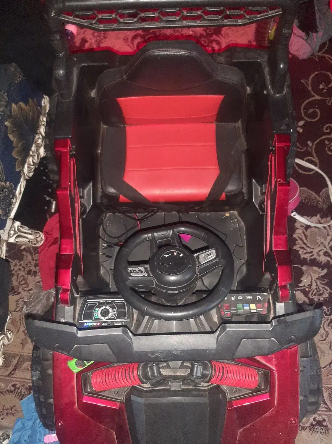 ماشین شارژی دارایه ریموت اهنگ دار|اسباببازی بچه|تبریز, |دیوار