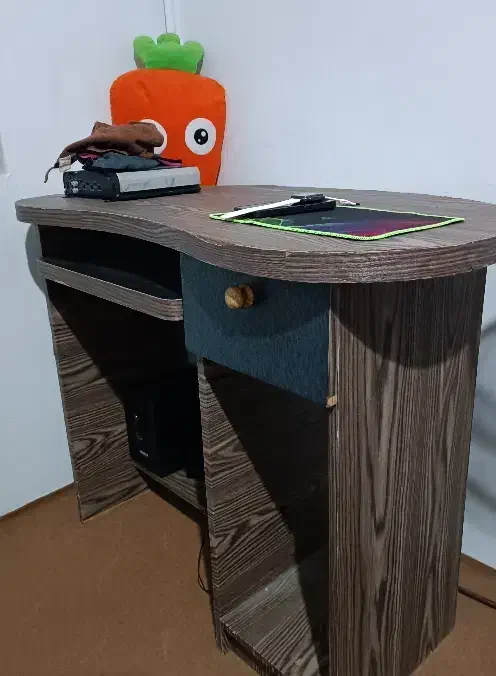 میز|میز تحریر و کامپیوتر|بندر انزلی, استادیوم|دیوار