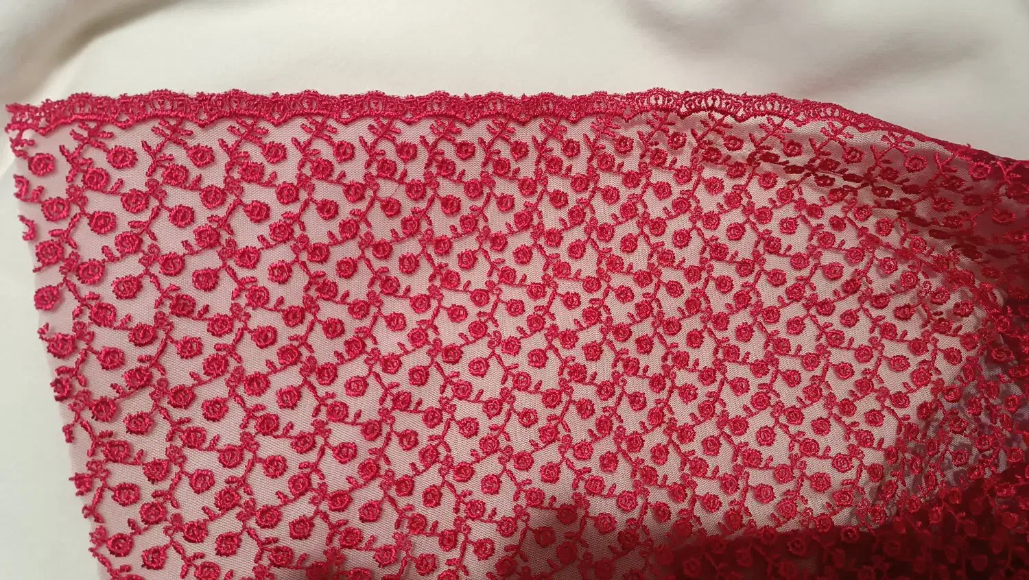 پارچه مجلسی متری کاملا نو و سالم و زیبا|لباس|بندر انزلی, ساحل قو|دیوار