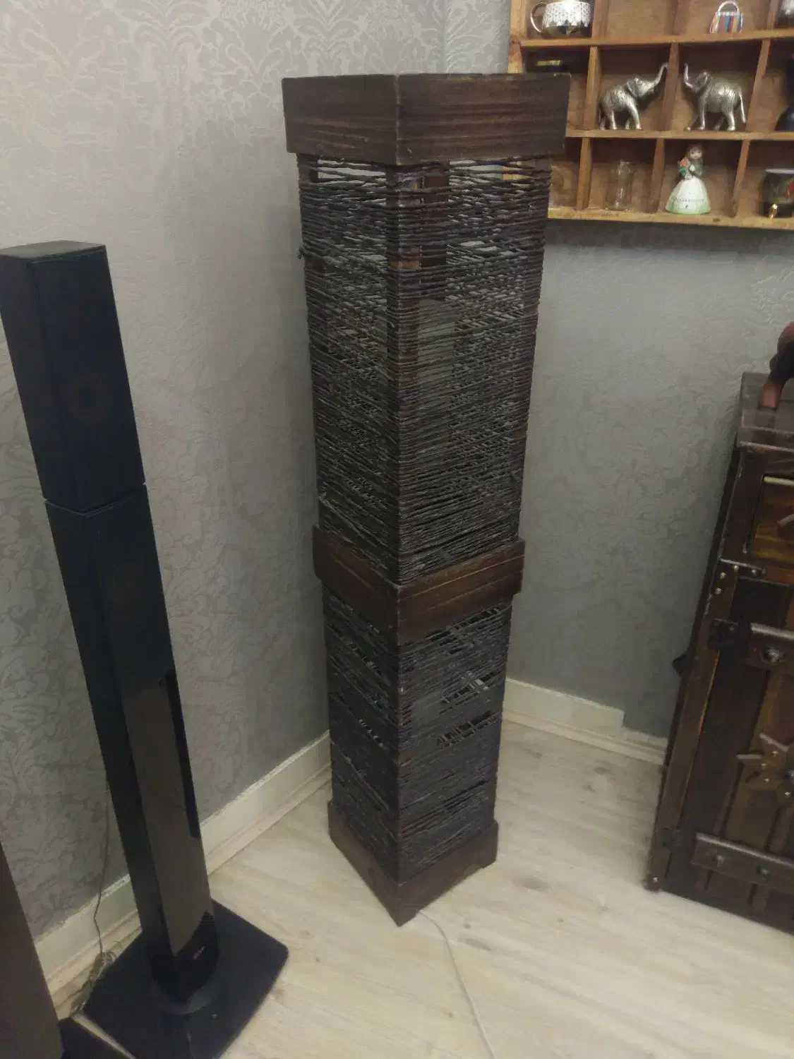 چراغ خواب آباژور چوبی ایستاده کنار سالنی|لوستر و چراغ آویز|تهران, ونک|دیوار