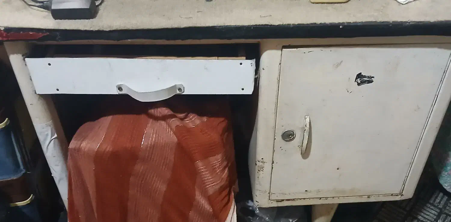 میز فلزی قدیمی|میز تحریر و کامپیوتر|رشت, گلباغ نماز|دیوار