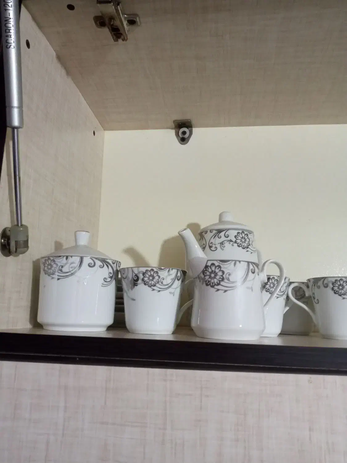 تعدادی ظروف آشپزخانه|ظروف سرو و پذیرایی|لاهیجان, خالو باغ|دیوار