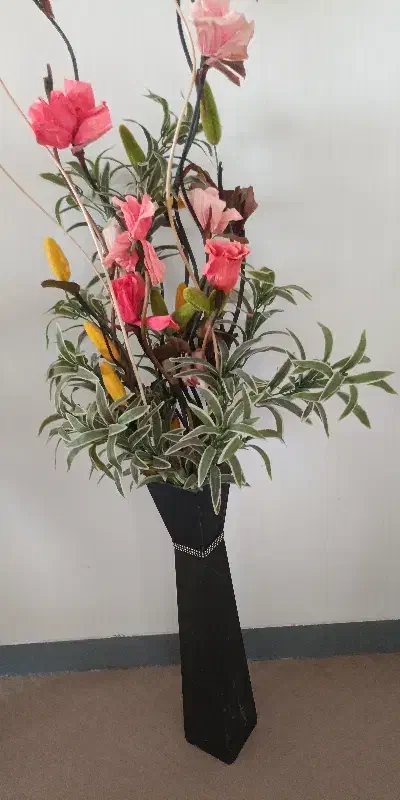 گلدان چوبی وگل بزرگ|گل مصنوعی|دوگنبدان, |دیوار