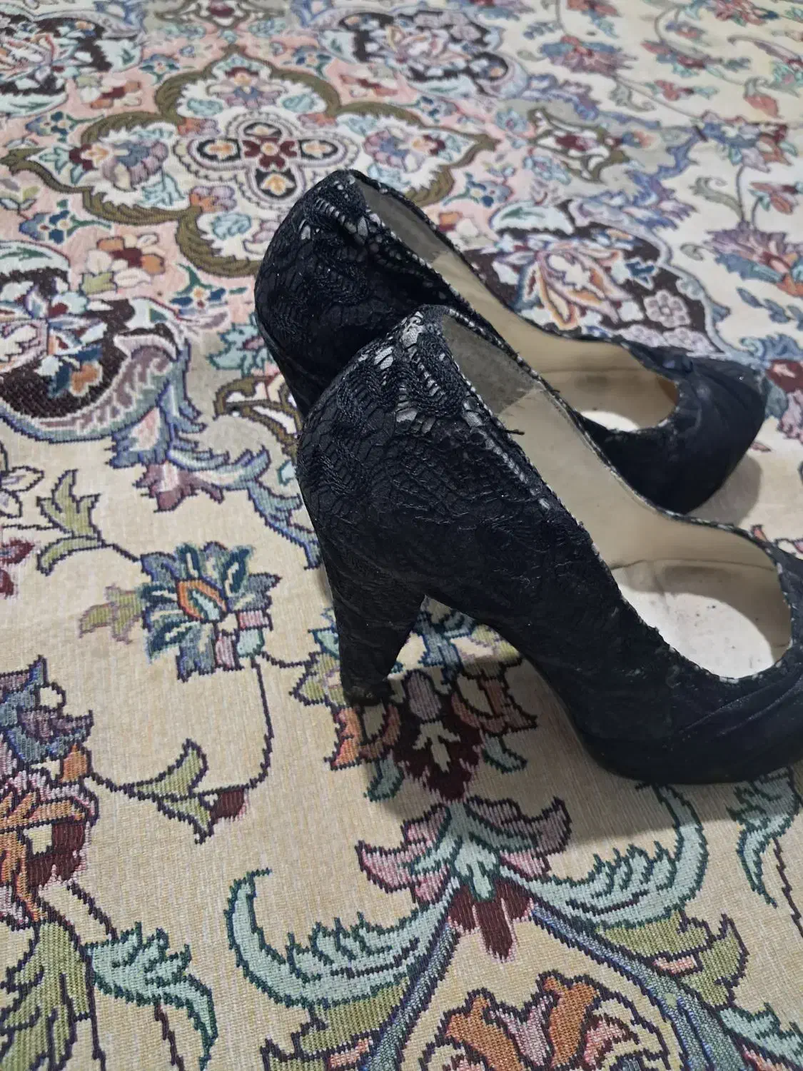 یک عدد صندل مجلسی کرم در حد نو ویک جفت کفش مجلسی|کیف، کفش، کمربند|کرج, عظیمیه|دیوار