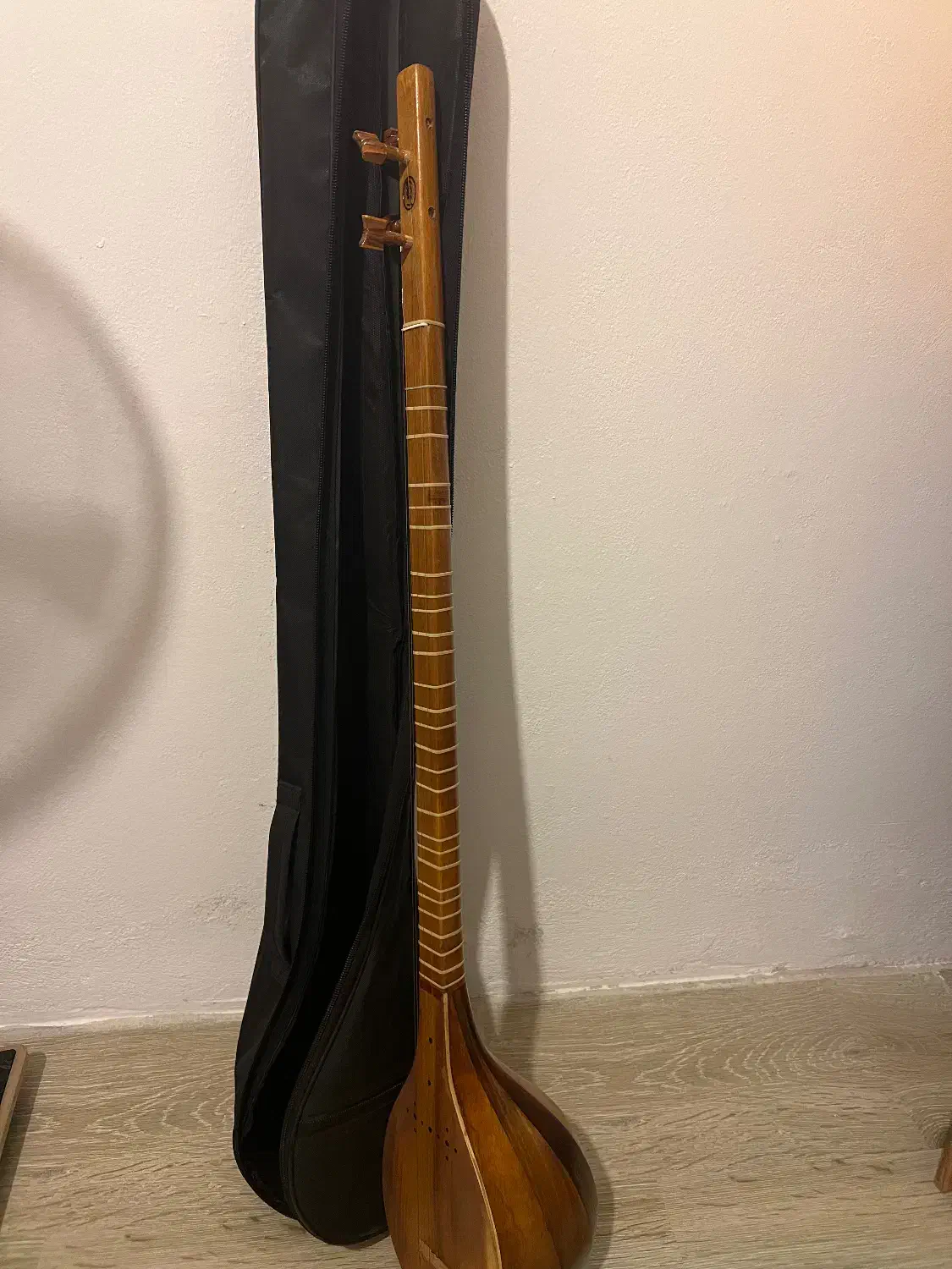 سه تار بهمراه چندکتاب آموزشی|سازهای سنتی|نور, |دیوار