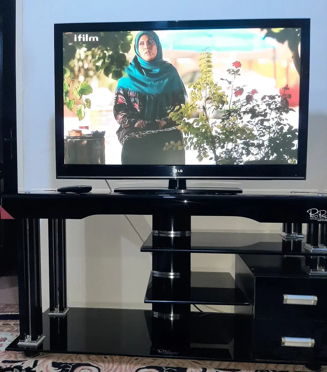 تلوزیون ۴۲ همراه با میز تلوزیون|تلویزیون و پروژکتور|چهارباغ, |دیوار