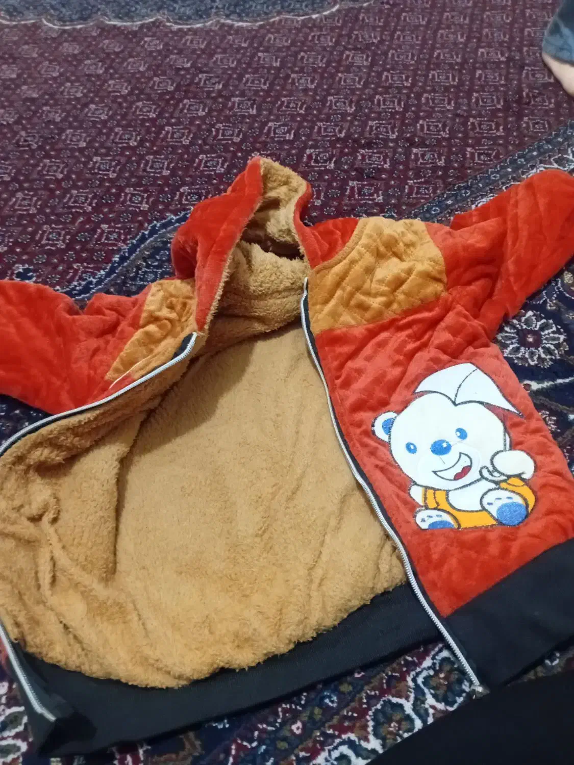 کاپشن|لباس|مشگین شهر, |دیوار