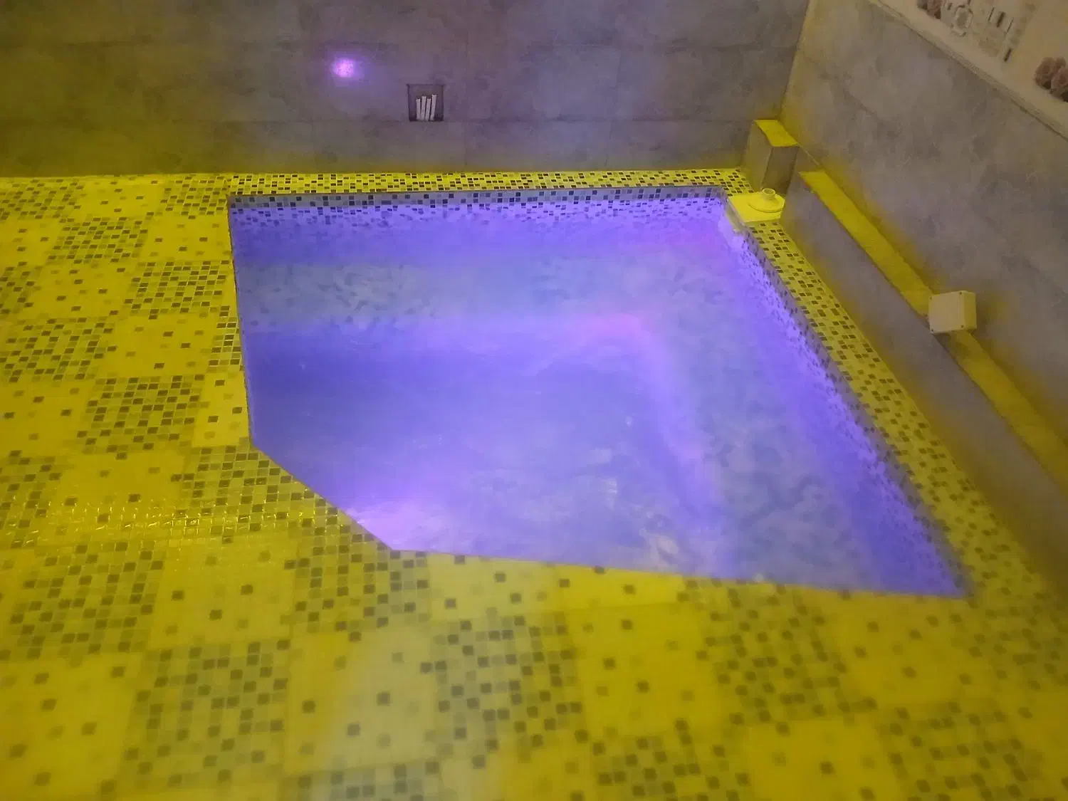 کاشیکاری و سرامیک کاری|خدمات پیشه و مهارت|شیراز, میانرود|دیوار