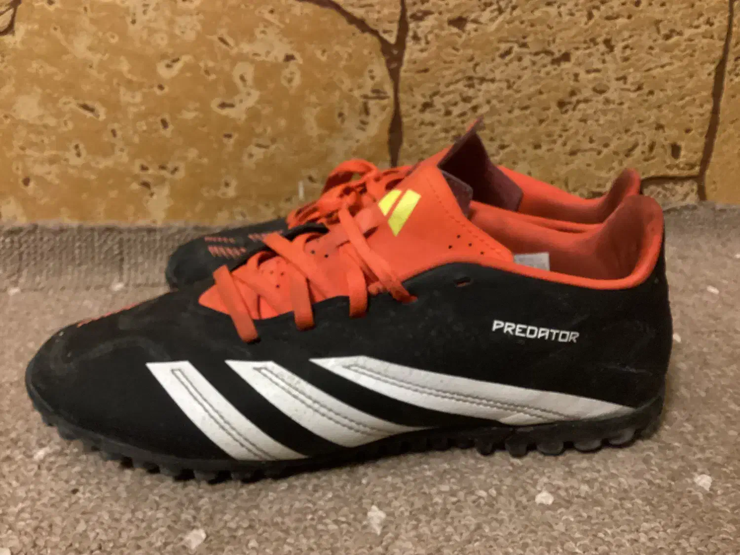 کفش|کیف، کفش، کمربند|نقده, |دیوار