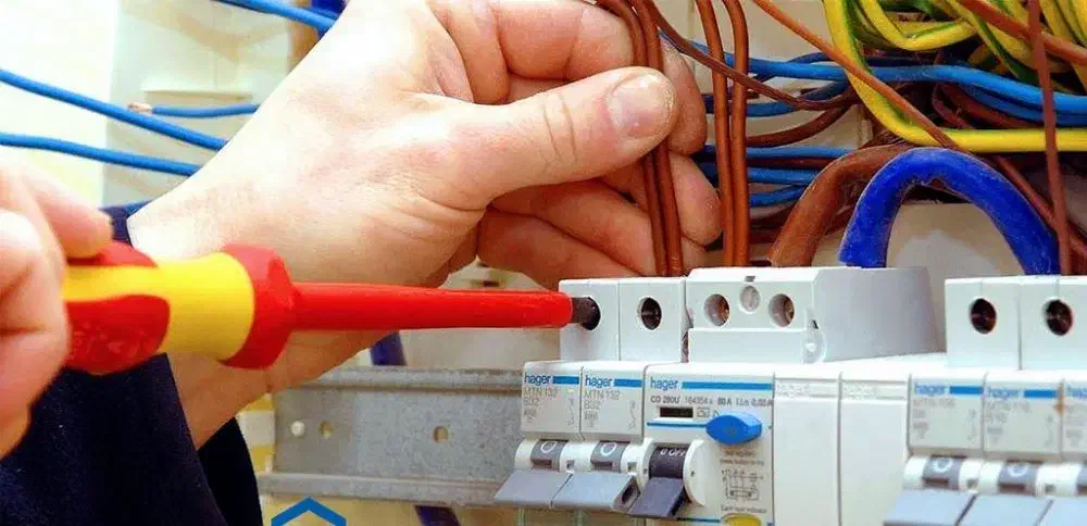 برقکار تمام وقت. برقکاری.برقکار شبانه روز|خدمات پیشه و مهارت|بندرعباس, |دیوار