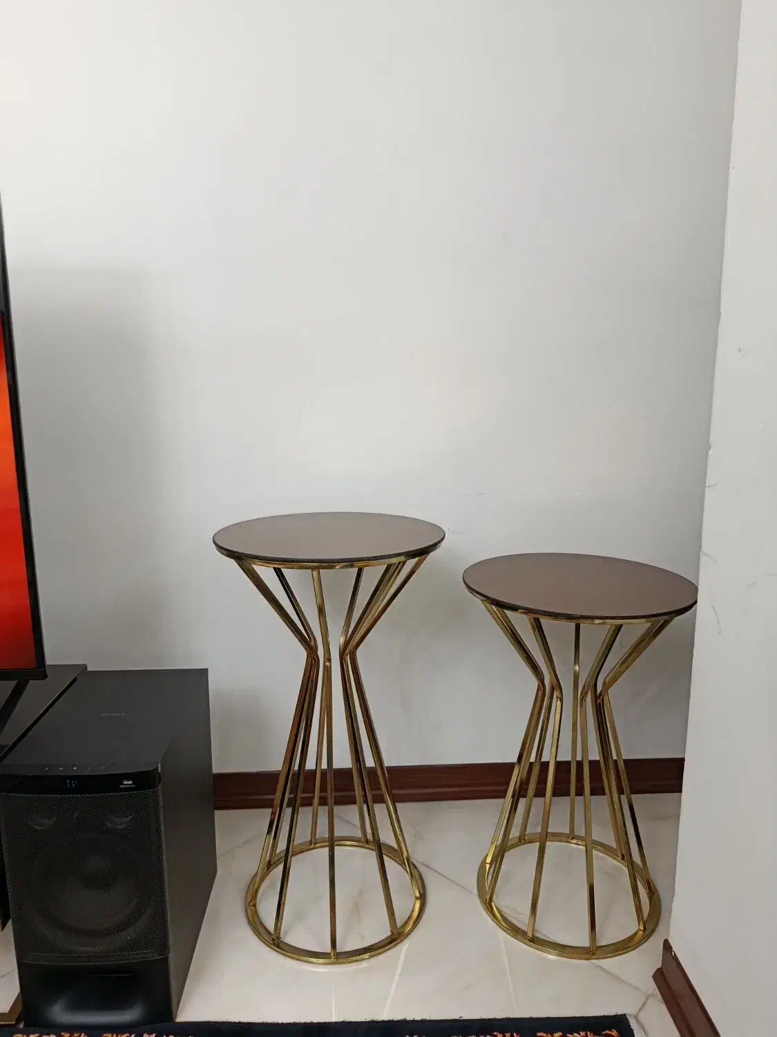 سه عسلی با میز گرد کنار سالنی فلزی چتری|مبلمان خانگی و میز عسلی|گرمدره, |دیوار